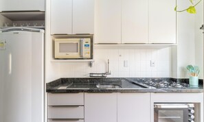 Private kitchen - 1-br APT w/ Bbq, 800m From the Sea Dfc0101 (Florianópolis)