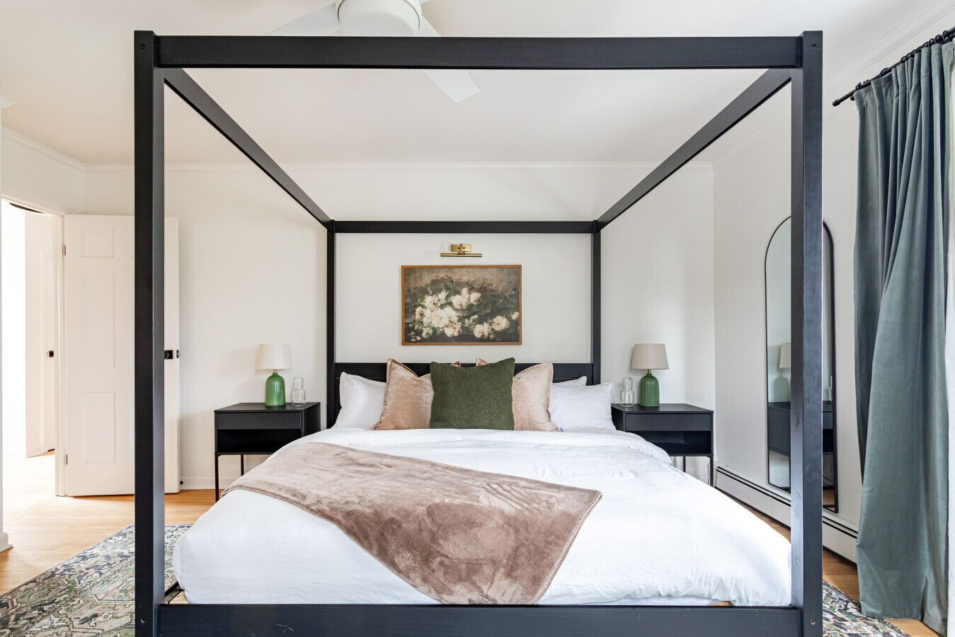 3 chambres, bureau, fer et planche à repasser, lit parapluie