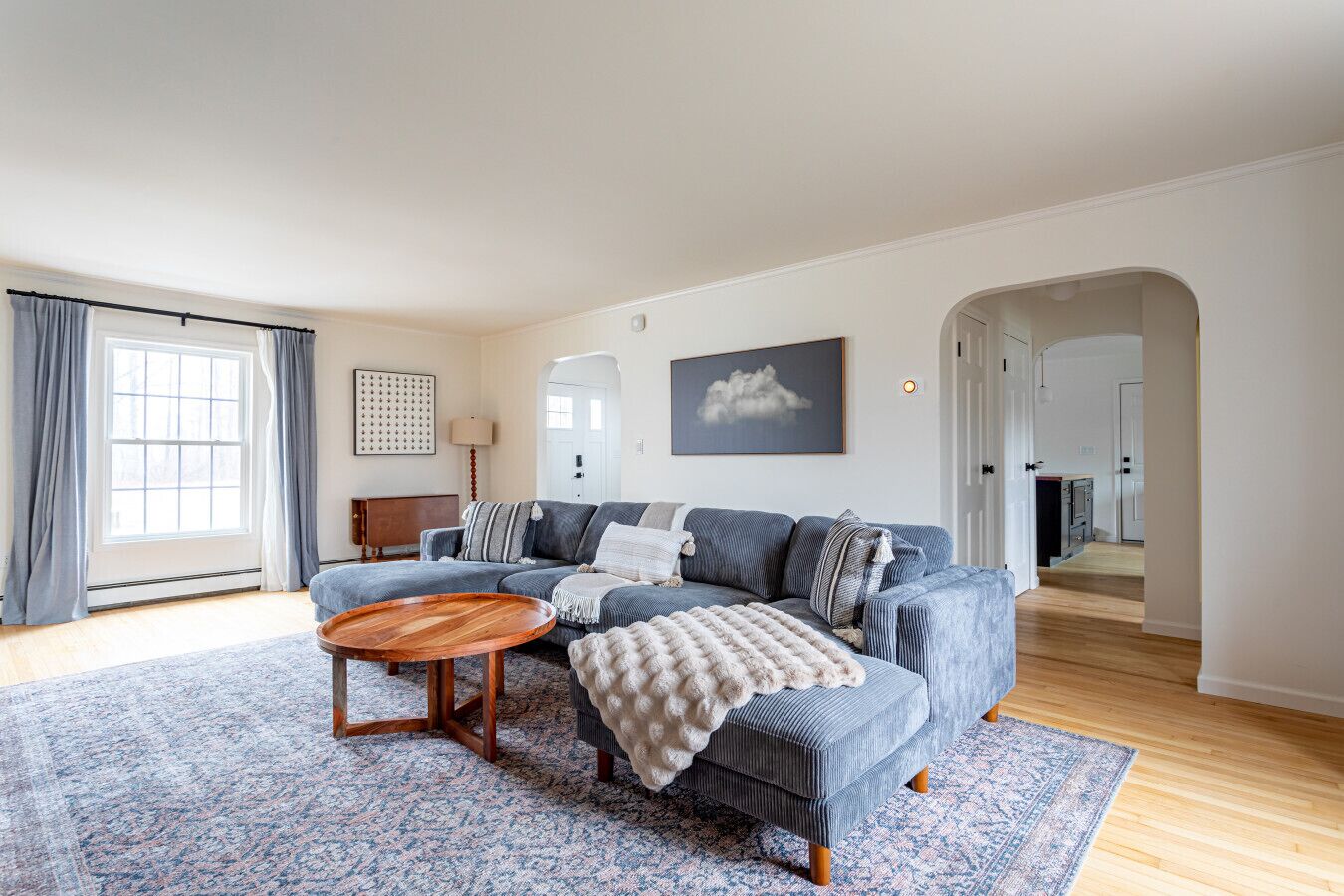 Smart TV, livros, aparelho de som