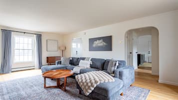 Smart TV, livros, aparelho de som