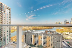 Property grounds - Modern and cozy condo with balcony and water view, rooftop pool, gym, firepit (Austin)