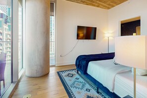 2 bedrooms, iron/ironing board, Internet, bed sheets - Modern and cozy condo with balcony and water view, rooftop pool, gym, firepit (Austin)