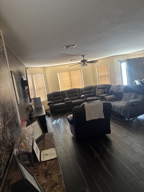 Living area - 3-bedroom house in pleasant Tucson with cool AC and space to relax (Tucson)