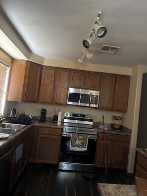 Private kitchen - 3-bedroom house in pleasant Tucson with cool AC and space to relax (Tucson)