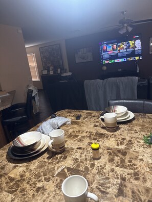 Interior - 3-bedroom house in pleasant Tucson with cool AC and space to relax (Tucson)