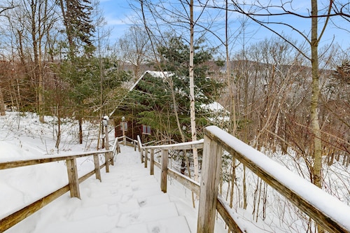 Dog-friendly chalet, mountain views, balcony, gameroom, woodstove, resort nearby