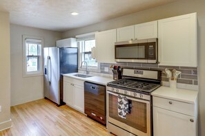 Refrigerador, microondas, placa de cocina, lavavajillas