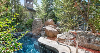 Cozy condo w/ shared pool, hot tub & full kitchen - walk to lifts