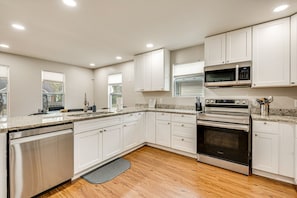Fridge, microwave, oven, stovetop - Spacious Family Retreat Near Airport (Atlanta)