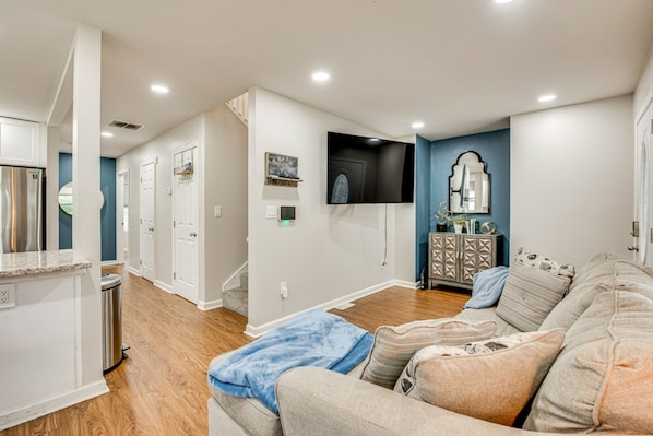 TV - Spacious Family Retreat Near Airport (Atlanta)