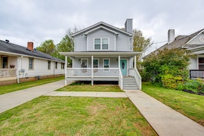 Exterior - Spacious Family Retreat Near Airport (Atlanta)