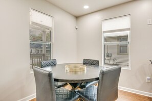 Dining - Spacious Family Retreat Near Airport (Atlanta)