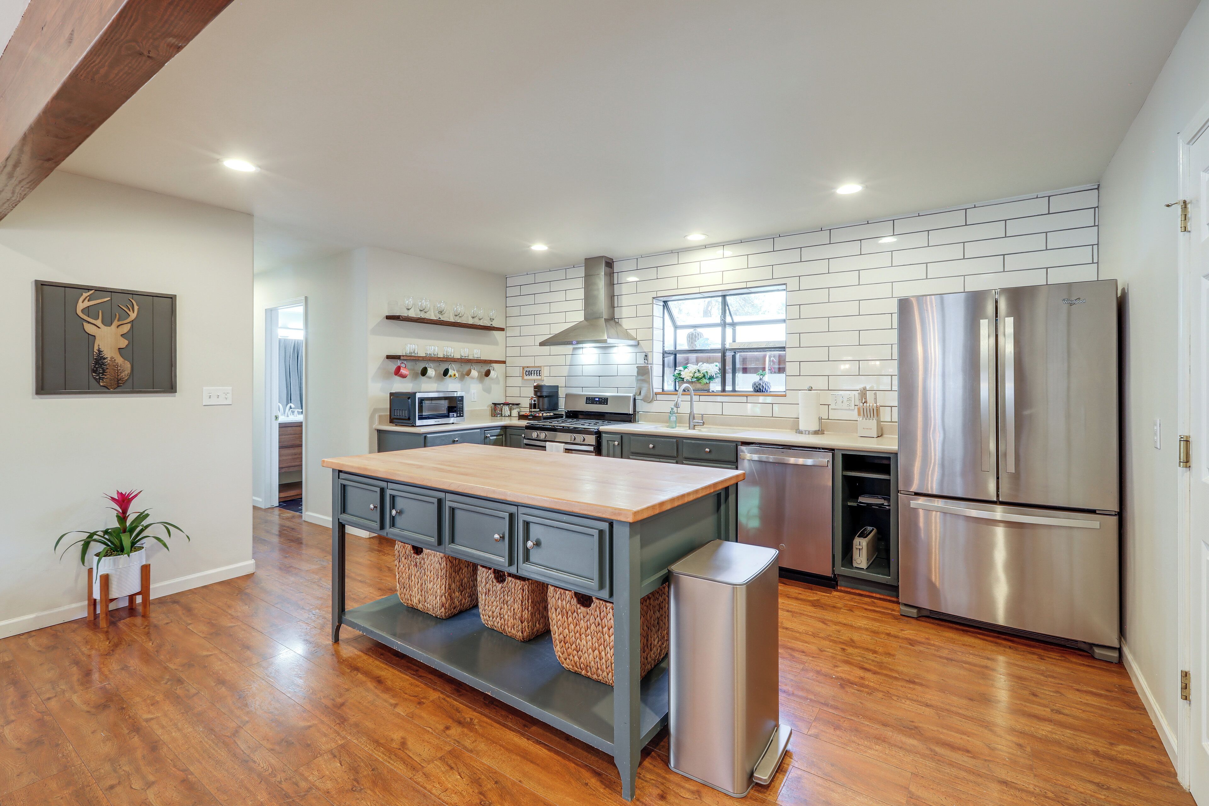 Fridge, microwave, stovetop, dishwasher