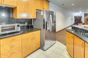 Kylskåp, mikrovågsugn, kaffe- och tebryggare och grytor/köksredskap