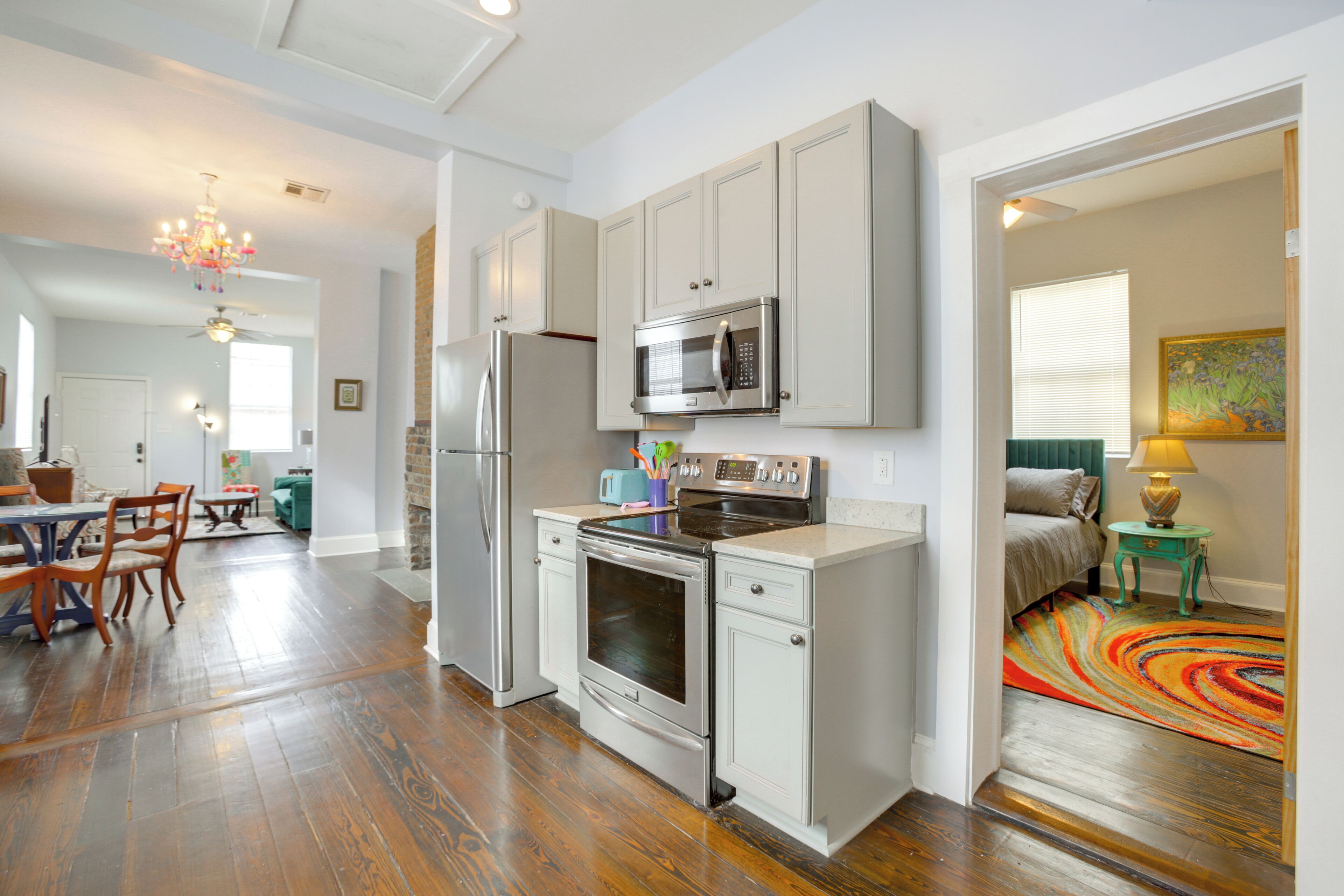 Réfrigérateur, four à micro-ondes, surface de cuisson, lave-vaisselle