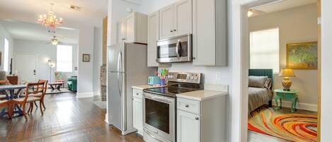 Frigorífico, microondas, placa de cocina y lavavajillas