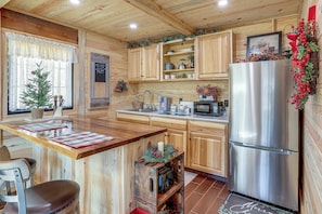 Fridge, microwave, coffee/tea maker, cookware/dishes/utensils - Walk to Current River: Ozarks Adventure Home! (Van Buren)