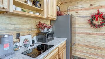 Réfrigérateur, micro-ondes, cafetiÚre/bouilloire