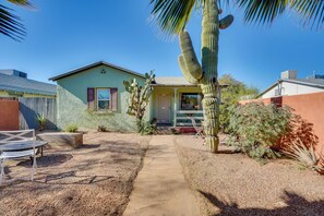 Outdoor dining - Fire Pits & Grill at Central Tucson Home Base! (Tucson)