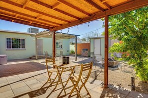 Outdoor dining - Fire Pits & Grill at Central Tucson Home Base! (Tucson)