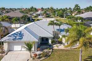 Exterior - Poolside Lounge & Game Area: Cape Coral Retreat (Cape Coral)