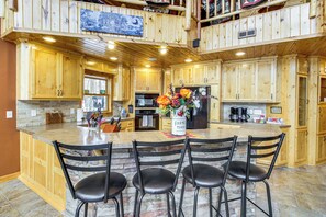 Coffee/tea maker, fridge, microwave, stovetop - Big Pine Lake Home w/ Dock & Game Room in Aitkin (Aitkin)