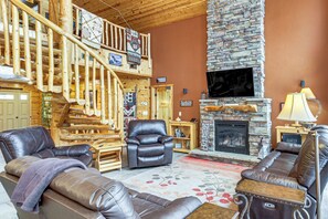 TV, ping pong, books - Big Pine Lake Home w/ Dock & Game Room in Aitkin (Aitkin)