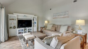 TV - Walkable Beach Retreat! Miramar Resort Condo (Miramar Beach)