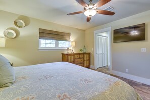 2 bedrooms, iron/ironing board, travel cot, Internet - Walkable Beach Retreat! Miramar Resort Condo (Miramar Beach)