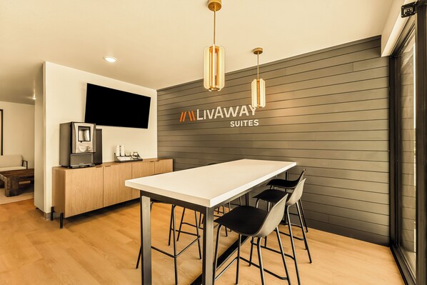 Dining - LivAway Suites Phoenix-Surprise (Surprise)