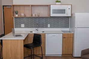 Full-sized fridge, microwave, stovetop, dishwasher - LivAway Suites Phoenix-Surprise (Surprise)