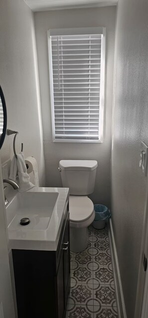 Towels, soap - 2-bedroom house in adorable New Orleans with AC for relaxing stays (New Orleans)