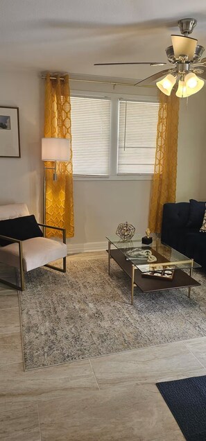 Living area - 2-bedroom house in adorable New Orleans with AC for relaxing stays (New Orleans)