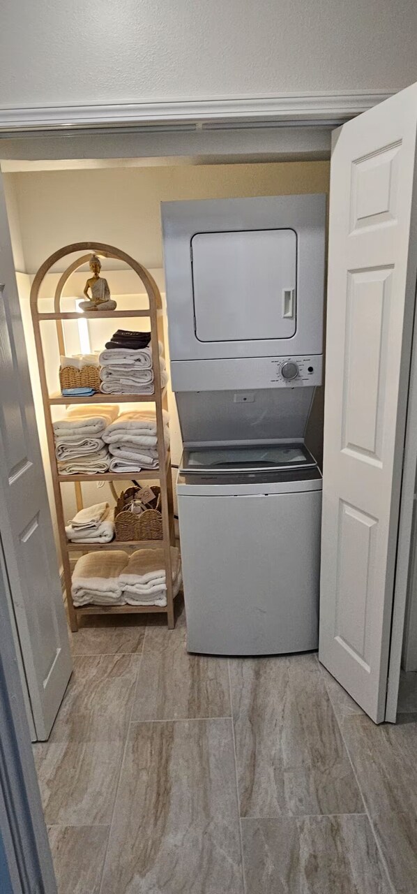 Interior - 2-bedroom house in adorable New Orleans with AC for relaxing stays (New Orleans)