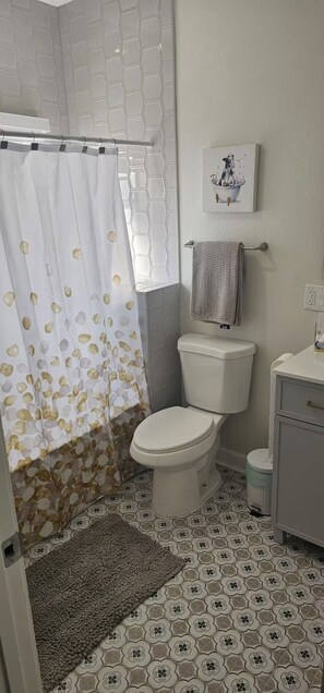 Towels, soap - 2-bedroom house in adorable New Orleans with AC for relaxing stays (New Orleans)
