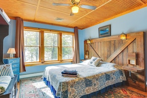 5 bedrooms, iron/ironing board, Internet, wheelchair access - Huge Waterfront Home w/ Dock on Lake Wallenpaupack (Hawley)