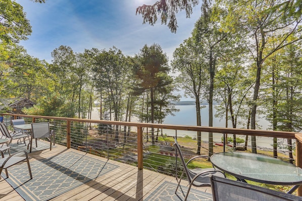 Outdoor dining - Huge Waterfront Home w/ Dock on Lake Wallenpaupack (Hawley)