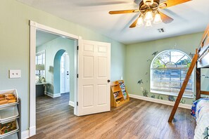 3 間睡房、熨斗/熨衫板、上網、床單