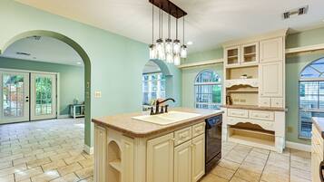 Réfrigérateur, micro-ondes, plaque de cuisson, lave-vaisselle