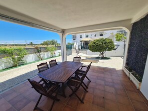 Outdoor dining - Belsol House (Altura)