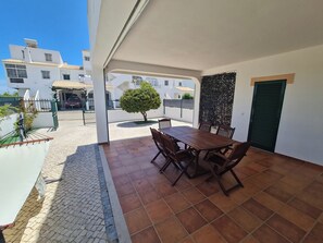 Outdoor dining - Belsol House (Altura)