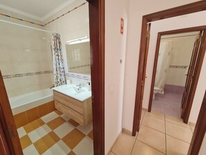Serviettes fournies, papier toilette