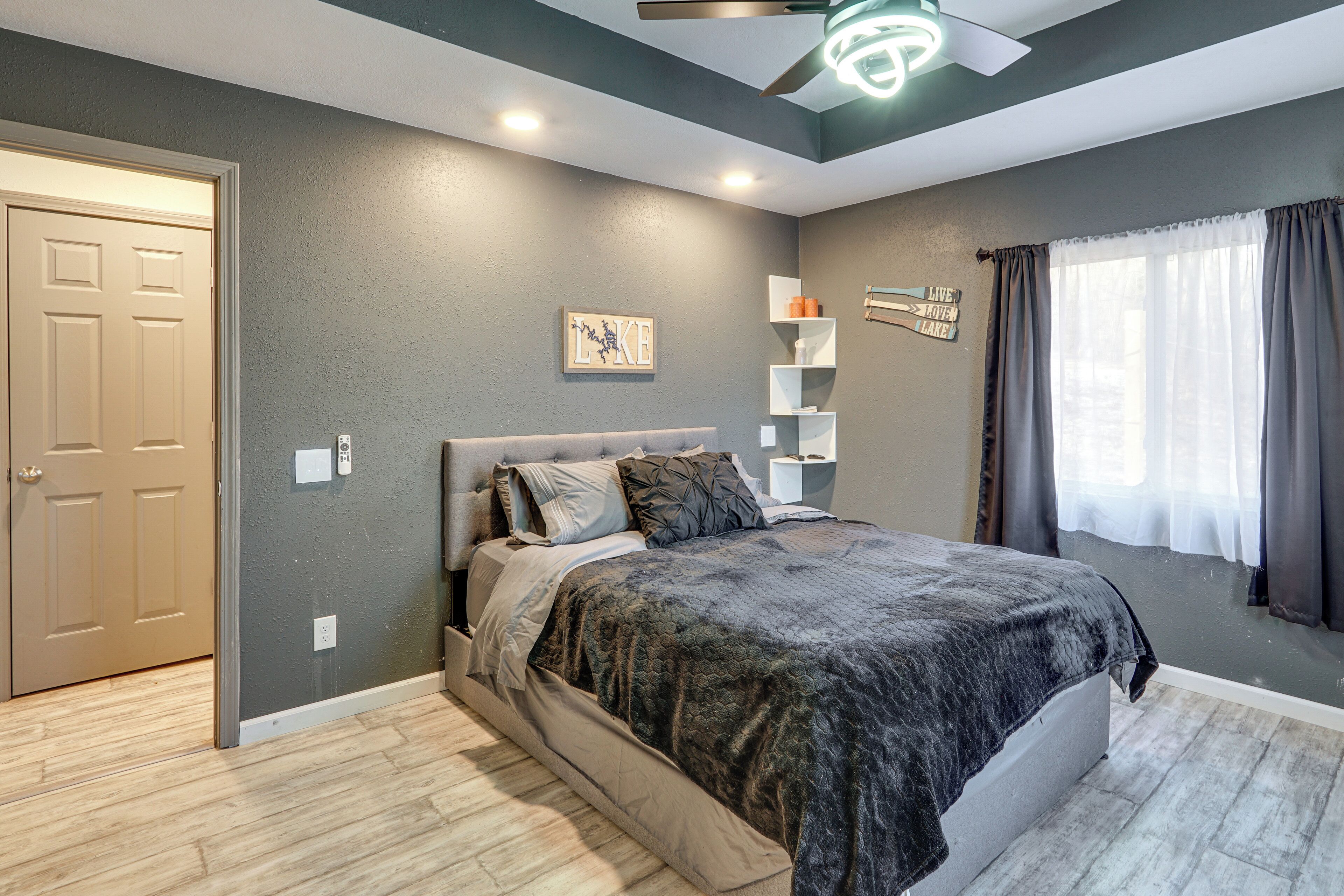 3 bedrooms, iron/ironing board, internet, bed sheets