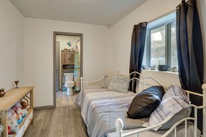 3 habitaciones, tabla de planchar con plancha, internet y ropa de cama 