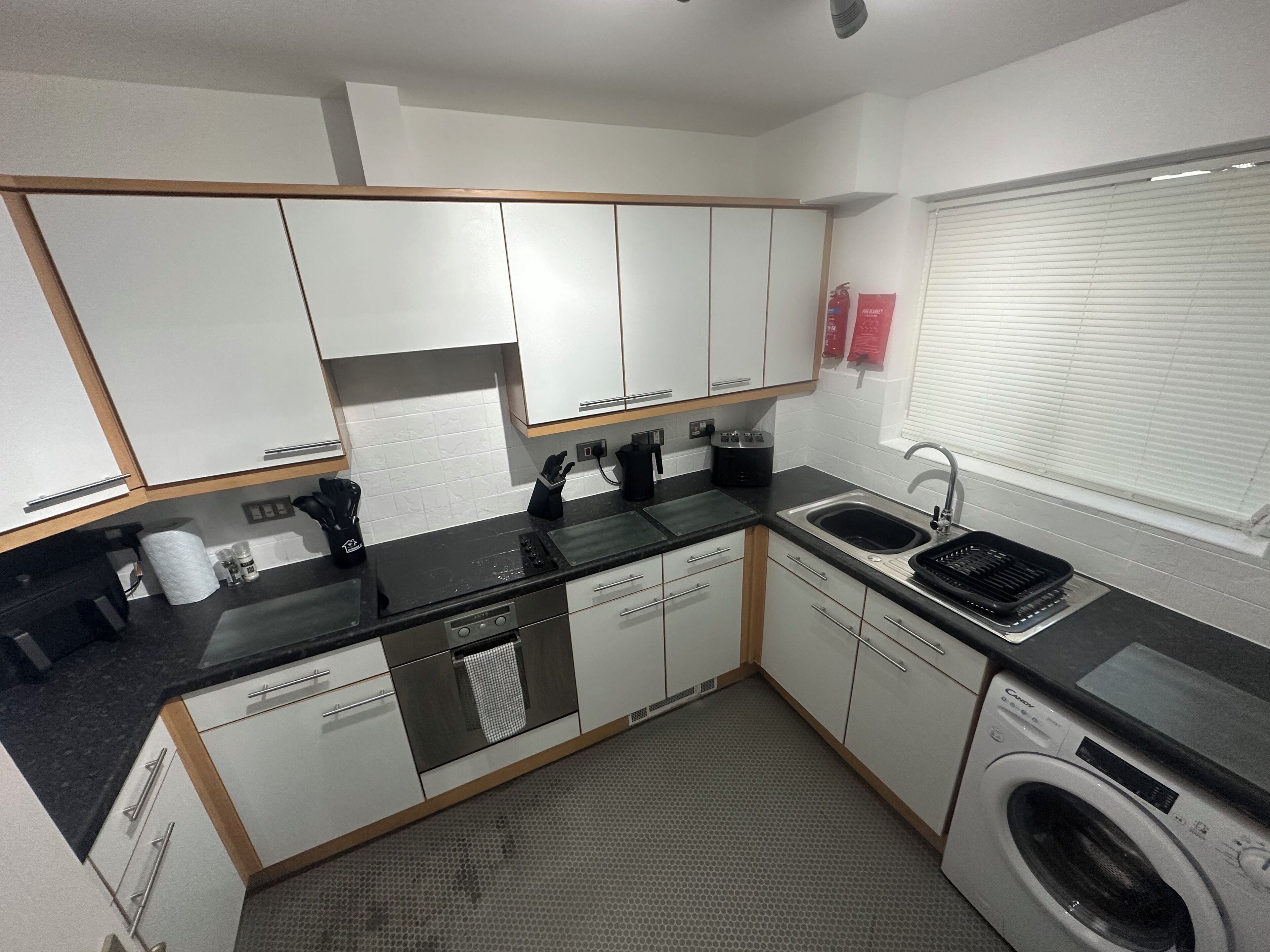 Frigorífico, microondas, horno y placa de cocina