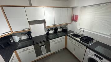 Frigorífico, microondas, horno y placa de cocina