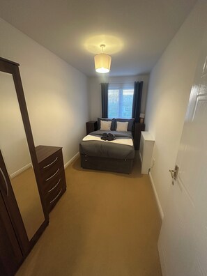 2 dormitorios, tabla de planchar con plancha, cuna de viaje