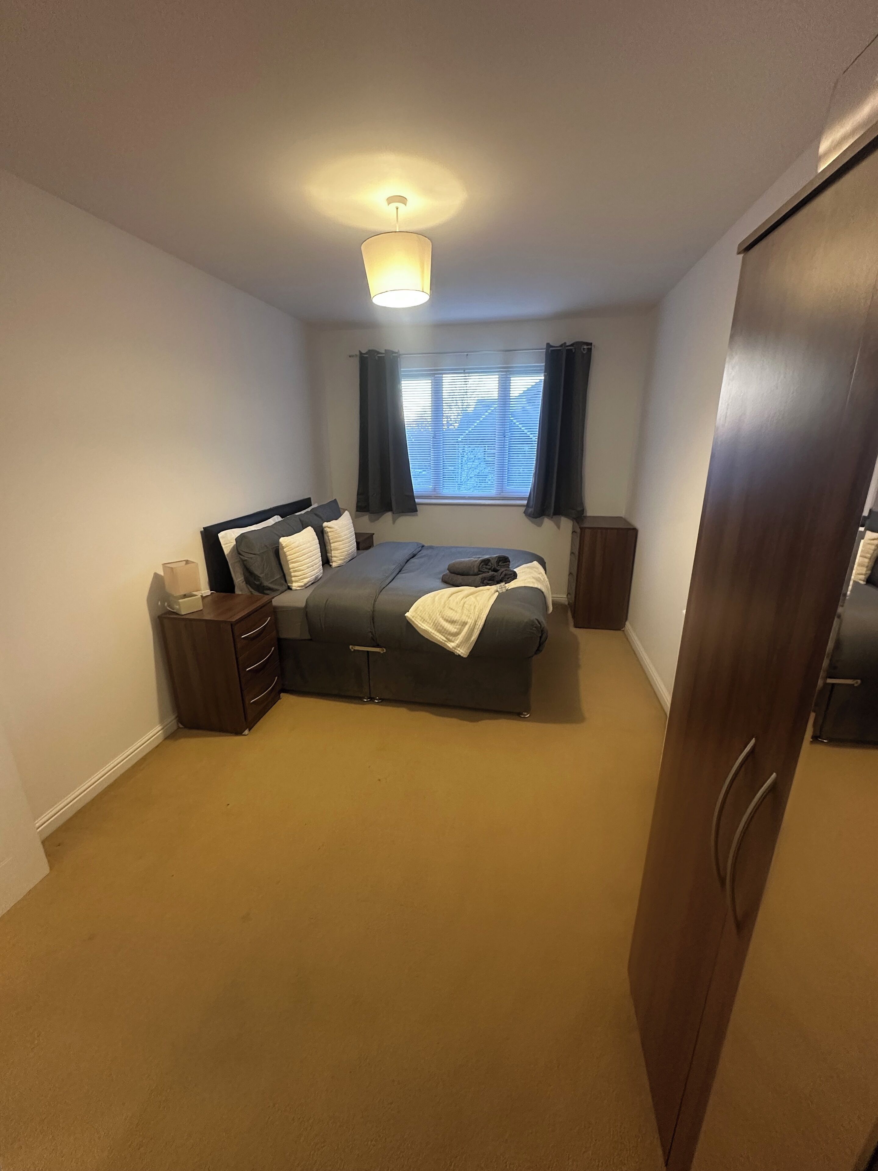 2 dormitorios, tabla de planchar con plancha, cuna de viaje