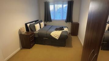 2 dormitorios, tabla de planchar con plancha, cuna de viaje