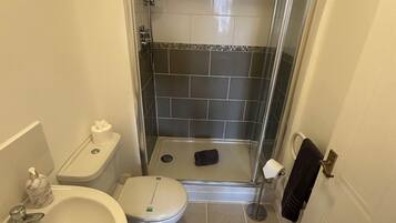 Ducha, secador de pelo, toallas y jabón